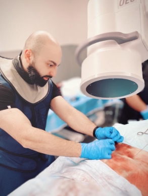 El Dr. Reyfman realiza tratamientos de lesiones de espalda en un centro quirúrgico en Midtown, NYC